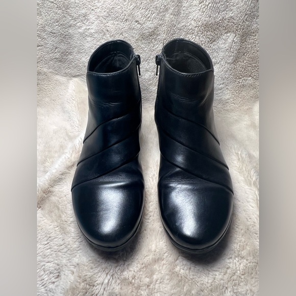 Clarks Shoes - Clarks Women
boot Size 9